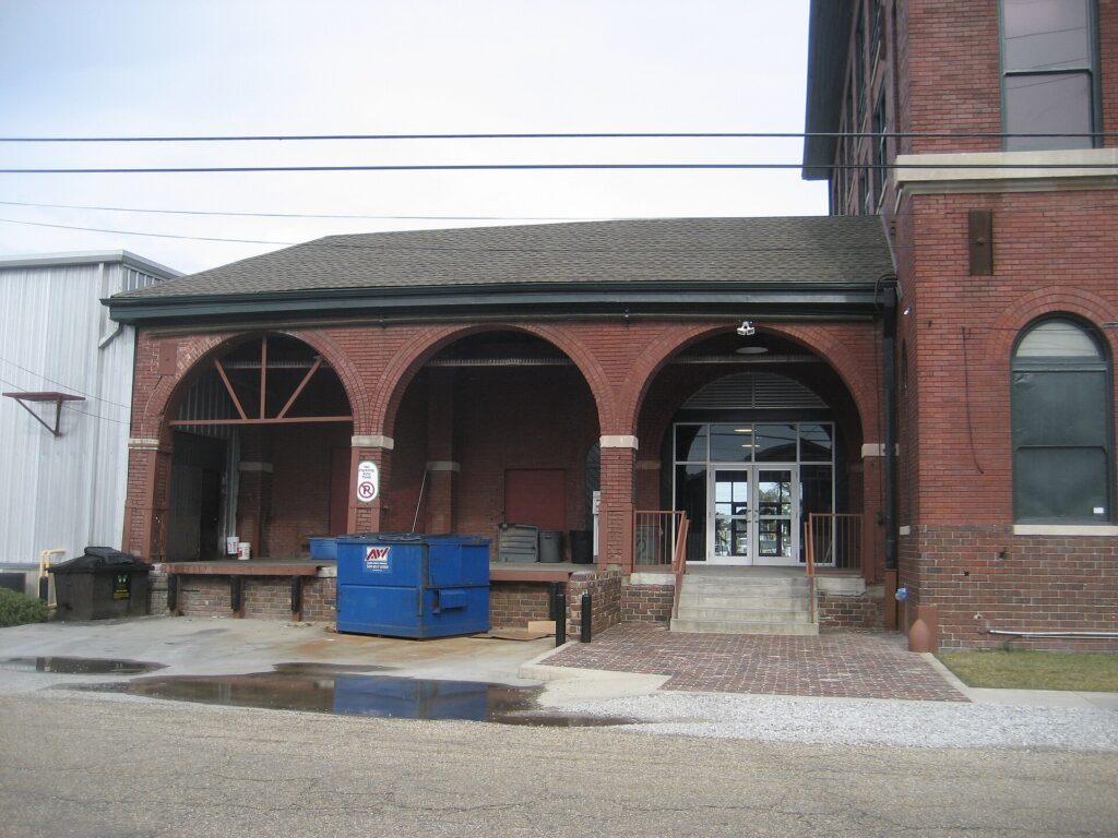 Commercial front load dumpster